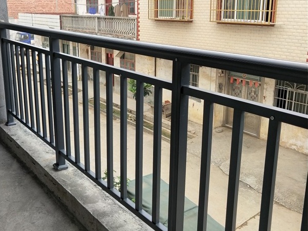 高層陽臺護(hù)欄