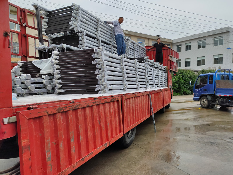 金用護(hù)欄2020年7月27日鋅鋼玻璃陽(yáng)臺(tái)護(hù)欄裝車發(fā)貨! 金用護(hù)欄2020年7月27日鋅鋼玻璃陽(yáng)臺(tái)護(hù)欄裝車發(fā)貨!