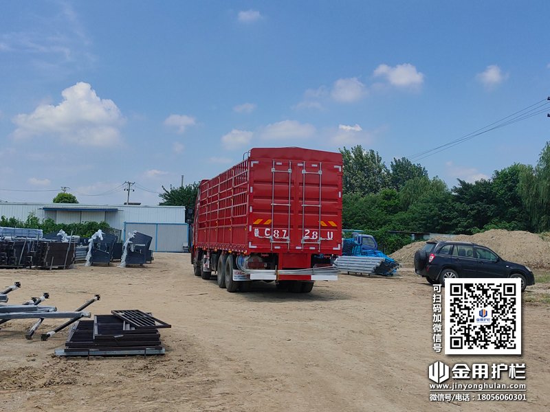 2023年8月8日鋅鋼空調(diào)護(hù)欄裝車發(fā)貨！